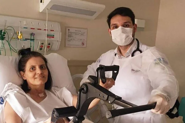 Viúva de Chico Anysio faz fisioterapia pós-Covid e celebra melhora