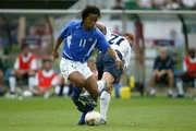 Ronaldinho Gaúcho durante partida das quartas de final da Copa do Mundo de 2002 contra a Inglaterra Ronaldinho Gaúcho durante partida das quartas de final da Copa do Mundo de 2002 contra a Inglaterra