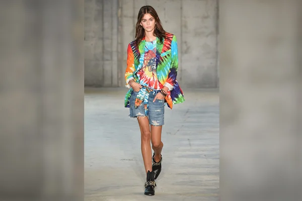 Tie-dye domina as passarelas da primavera 2019 em Nova York