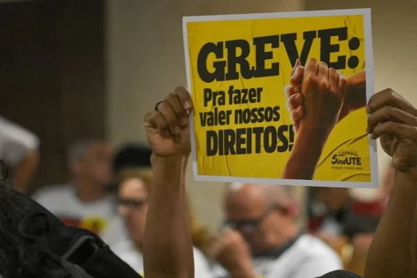 Terceirizados da educação tomam ruas de BH; greve dura mais de 15 dias
