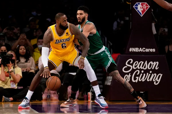Los Angeles Lakers engrena no segundo tempo e vence o Boston Celtics
