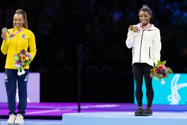 Imagem coloridad e de Simone Biles e Rebeca andrade - Metrópoles