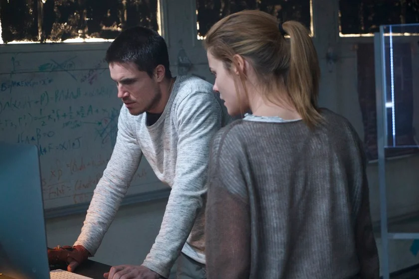 <a href="https://www.netflix.com/pt/title/80092885" target="_blank"><b>ARQ:</b></a> Presos num laboratório e em um loop de tempo, Renton (Robbie Amell) e Hannah (Rachael Taylor) lutam contra ladrões mascarados enquanto protegem uma nova fonte de energia que pode salvar a humanidade. Assista ao <a href="https://www.youtube.com/watch?v=yUzUCnq_la0" target="_blank">trailer</a> <a href="https://www.netflix.com/pt/title/80092885" target="_blank"><b>ARQ:</b></a> Presos num laboratório e em um loop de tempo, Renton (Robbie Amell) e Hannah (Rachael Taylor) lutam contra ladrões mascarados enquanto protegem uma nova fonte de energia que pode salvar a humanidade. Assista ao <a href="https://www.youtube.com/watch?v=yUzUCnq_la0" target="_blank">trailer</a>