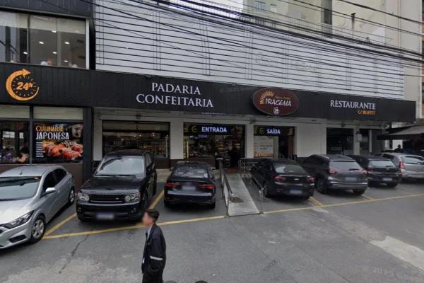 Imagem colorida mostra fachada de padaria com letreiro escrito Iracema - Metrópoles
