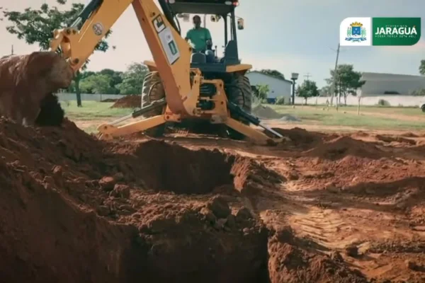 Abertura de covas no cemitério de jaraguá, goiás