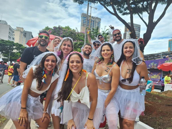 Imagem colorida mostra grupo de amigos vestidos de noiva - Metrópoles
