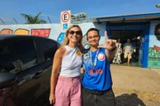 Karine Santos, 47 anos, e a filha em escola eleitoral no Guará (DF)