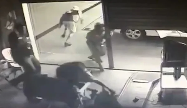 Vídeo mostra assalto e vítima matando suspeito em posto