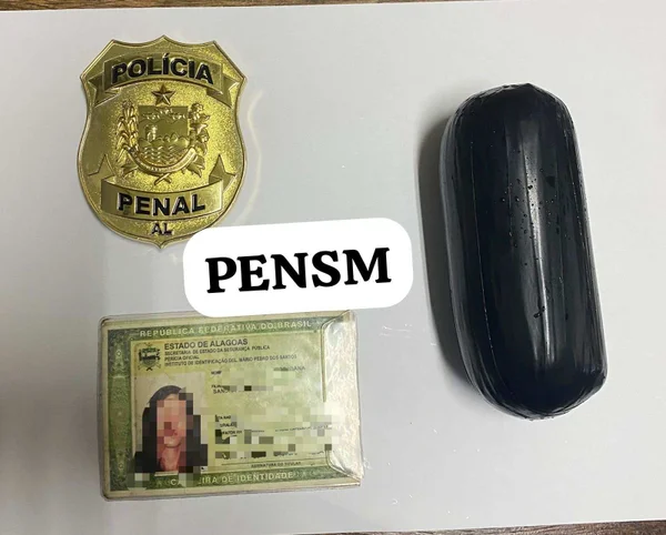 Foto mostra um dos pacotes de drogas que as detidas tentavam fazer entrar no presídio