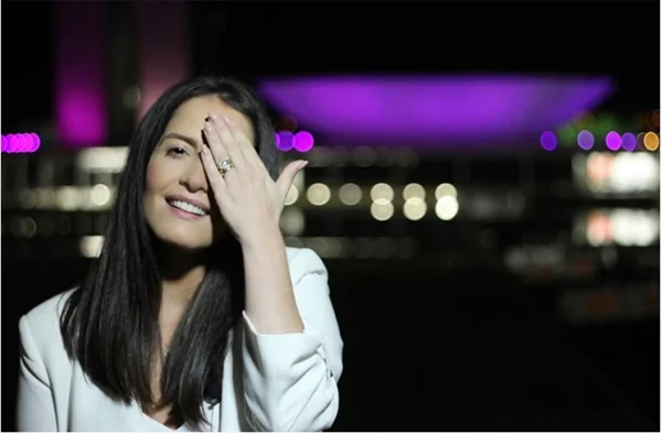 Amália Barros monocular em frente ao Congresso Nacional