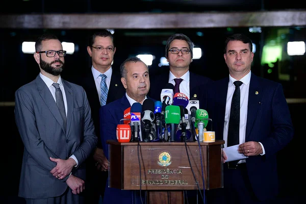 Senadores representantes do governo Bolsonaro, Carlos Portinho, Flávio Bolsonaro e Rogério Marinho (a frente) falam em coletiva de imprensa em corredor do Senado - Metrópoles