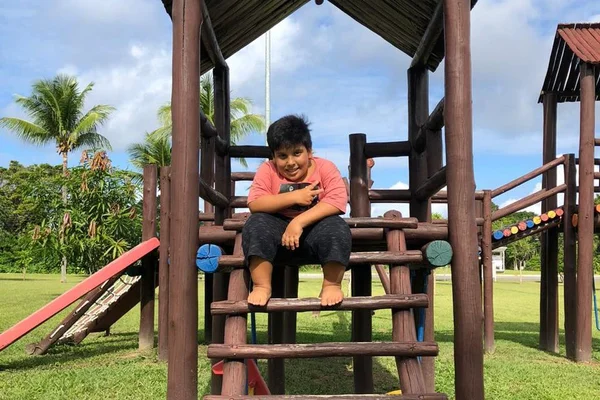 Pequeno gigante: criança afirma que deficiência não é motivo para tristeza