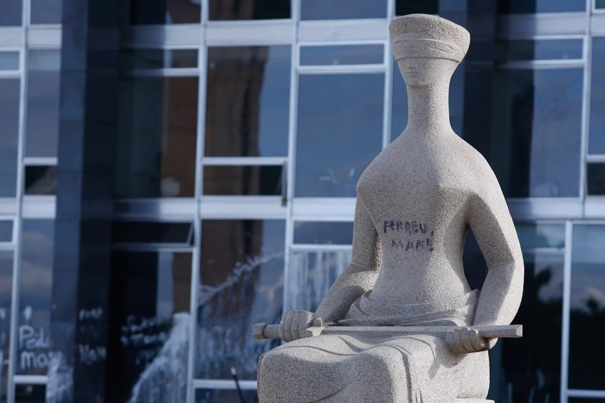 Estátua do STF pichada após atos de 8 de janeiro Estátua do STF pichada após atos de 8 de janeiro