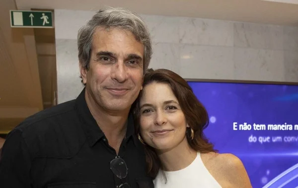 na foto, a atriz Claudia Abreu posa ao lado do ex marido - Metrópoles