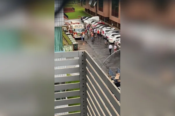 caminhão dos bombeiros da sacada de um apartamento