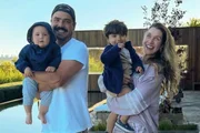 Gabriela Pugliesi deixou o Brasil ao lado do marido, Túlio Dek, e dos dois filhos Gabriela Pugliesi deixou o Brasil ao lado do marido, Túlio Dek, e dos dois filhos