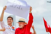 João Campos ergue cartaz pelo fim das bets depois de dar incentivos fiscais para bets operarem no Recife João Campos ergue cartaz pelo fim das bets depois de dar incentivos fiscais para bets operarem no Recife