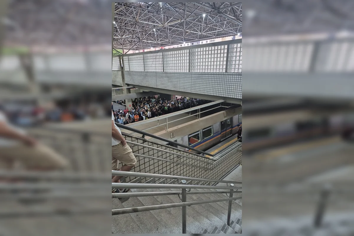 Lentidão e atraso se tornaram constantes nas estações de Metrô Lentidão e atraso se tornaram constantes nas estações de Metrô