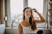 Fazer o cabelo crescer mais rápido não depende apenas de shampoos caros ou receitas caseiras populares
