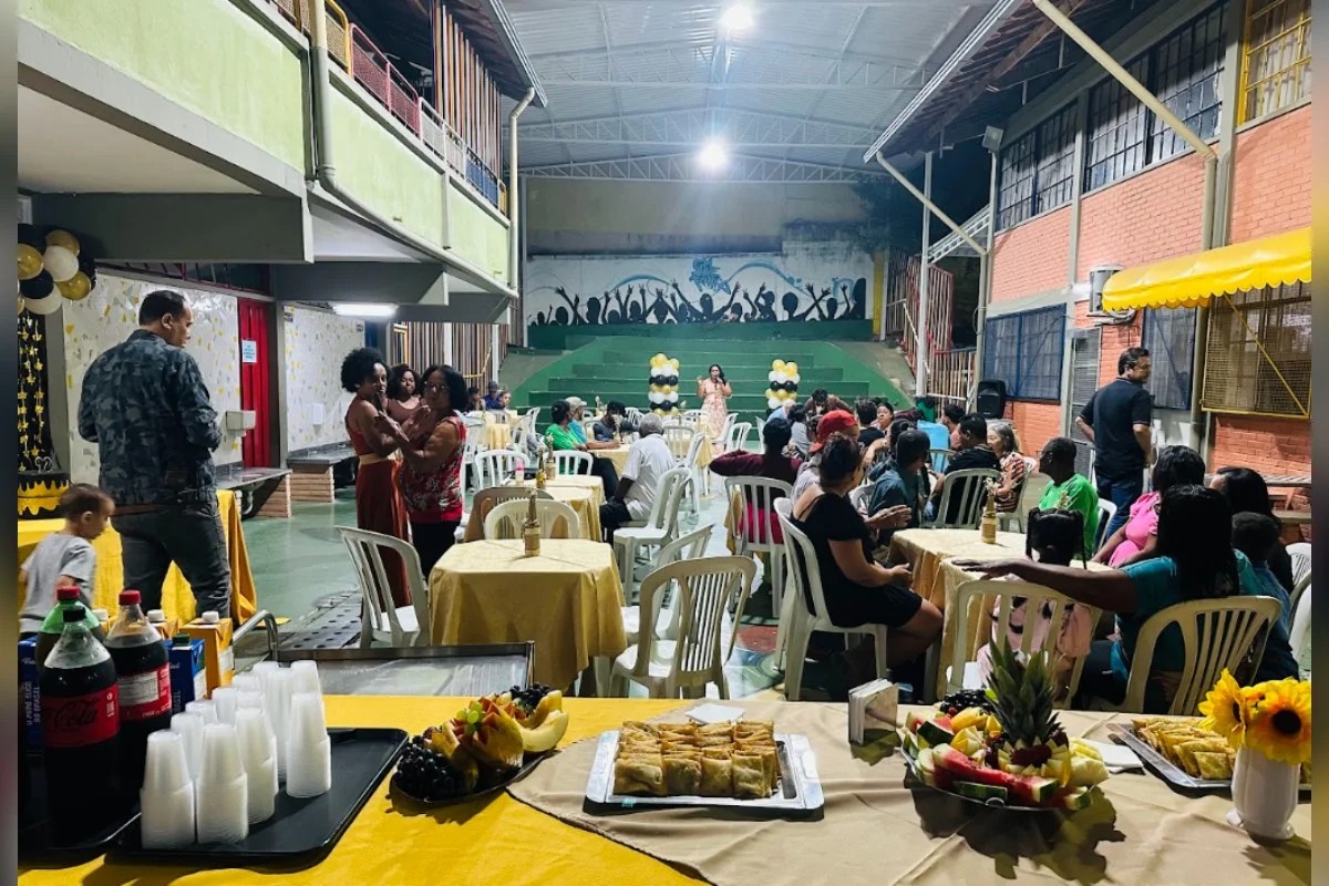 Aos 92 anos, aluno da EJA celebra aniversário na escola em BH Aos 92 anos, aluno da EJA celebra aniversário na escola em BH