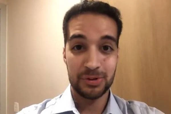 O repórter da TV Globo de Brasília, Gabriel Luiz, grava vídeo após alta. Ele foi esfaqueado há 23 dias atrás - Metrópoles