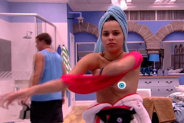 Emilly vai trocar de roupa e protagoniza o primeiro nude do BBB 17