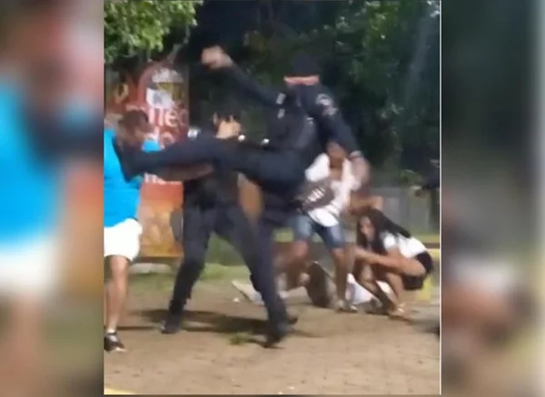 Imagem de policial chutando rosto de homem durante abordagem no Guará