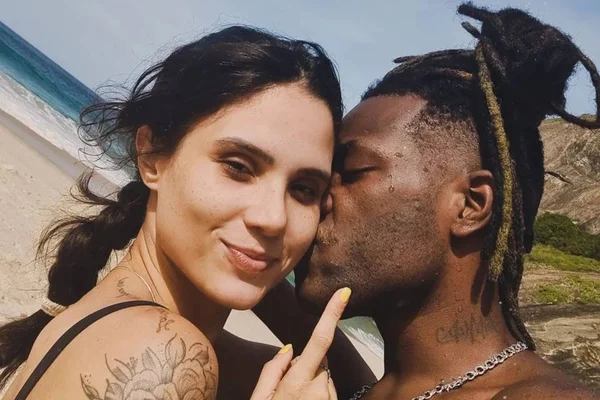 Carol Santos e Pelé Milflows na praia - Metrópoles