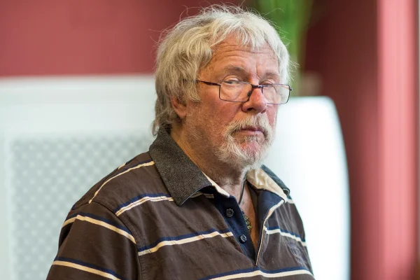 Imagem colorida de Bill Oddie - Metrópoles