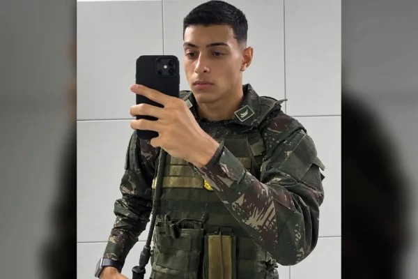 imagem colorida soldado desaparecido com fuzil no recife
