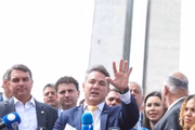 Flávio Bolsonaro e prlamentares da oposição concedem entrevista coletiva em reação à prisão domiciliar do ex-presidente Jair Bolsonaro- Metrópoles