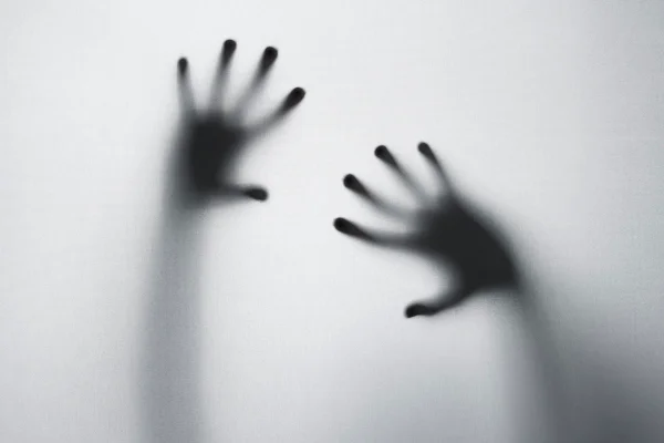 Foto de mãos em preto e branco - Psicopatia: entenda por que o tratamento do transtorno é tão difícil - Metrópoles.