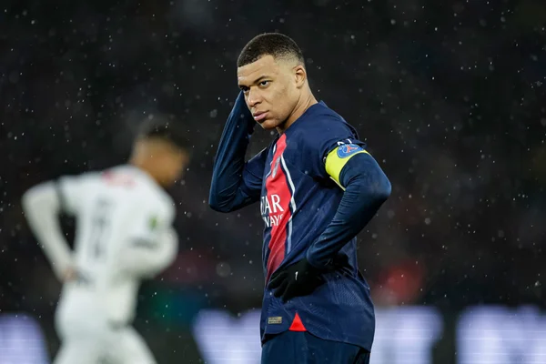 Imagem colorida de Mbappé com a mão na cabeça - Metrópoles
