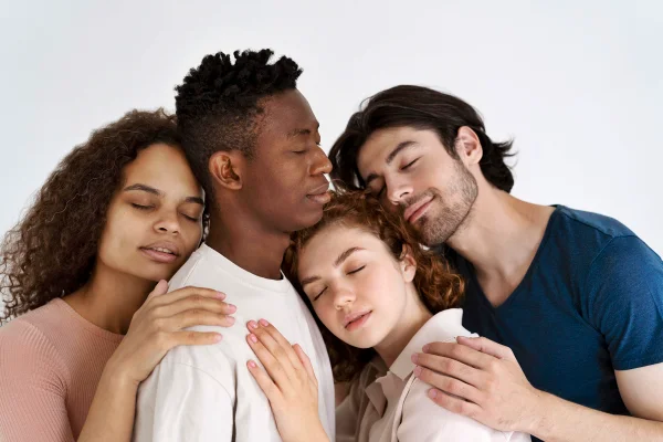 Foto coloridas de grupo de pessoas em momento de afeto