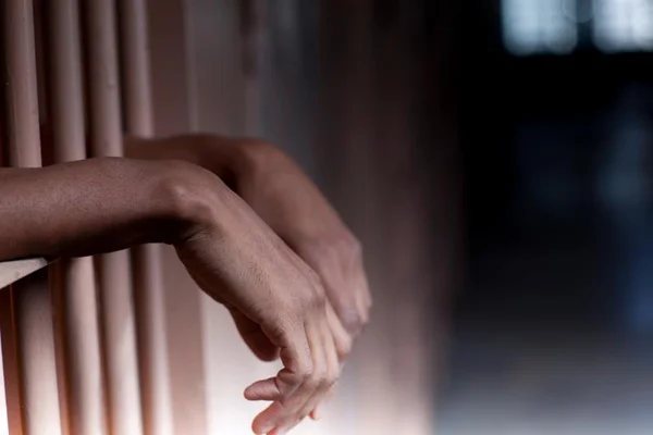 Adolescente é condenada a 6 anos de prisão por atacar policial