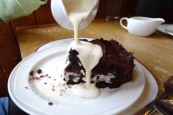 bolo de chocolate com cobertura branca