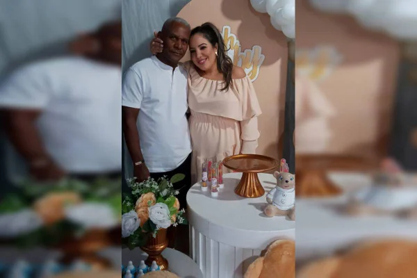 Mulher e homem em mesa de parabéns