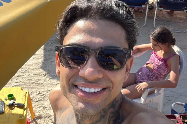 Imagem colorida do Influenciador Jota Surfista - Metrópoles