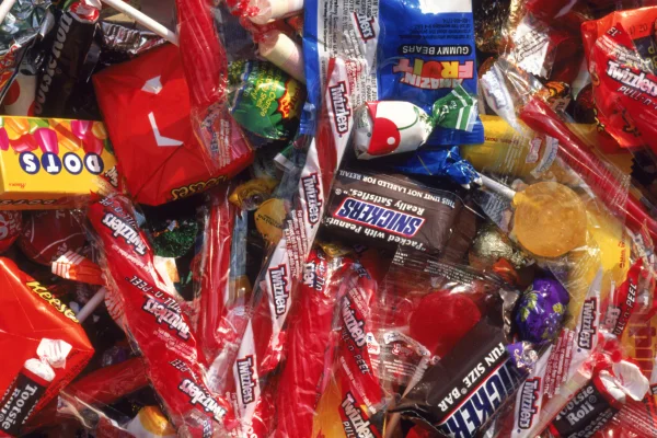 Foto colorida de várias embalagens, em sua maioria doces, como: balas e chocolates - Metrópoles.
