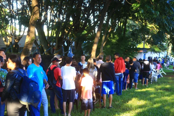 Pais dormem na porta das escolas para confirmar matrículas na rede pública de ensino