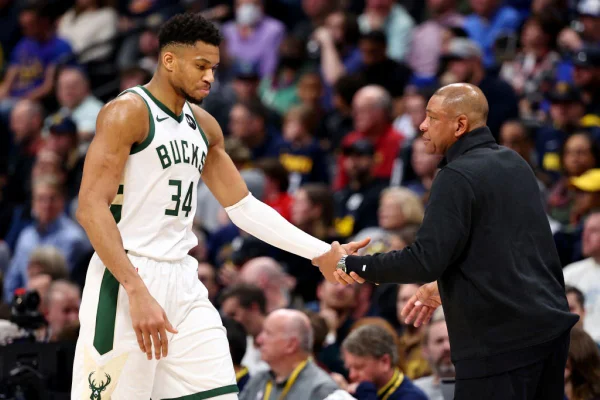 Técnico do Bucks Doc Rivers cumprimenta Giannis