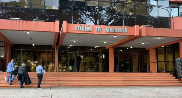 Fachada do Fórum de Maringá, no Paraná, com movimentação de pessoas em frente - Metrópoles