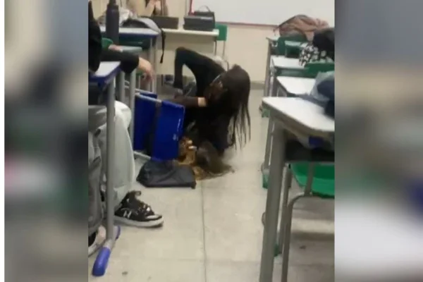 Imagem colorida mostra duas adolescentes brigando dentro de sala de aula em São Paulo - Metrópoles