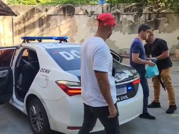 policiais prendendo suspeito