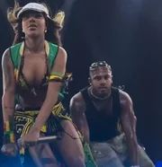 Yuri Costa é clicado ao lado de Ludmilla no palco Yuri Costa é clicado ao lado de Ludmilla no palco