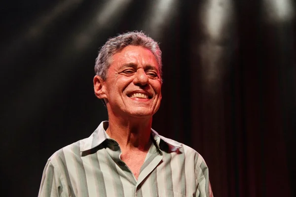 Chico Buarque manda bilhete de solidariedade a Lula pela morte de neto