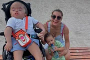 Bruna Massa, nora do Ratinho, posa com os dois filhos durante passeio