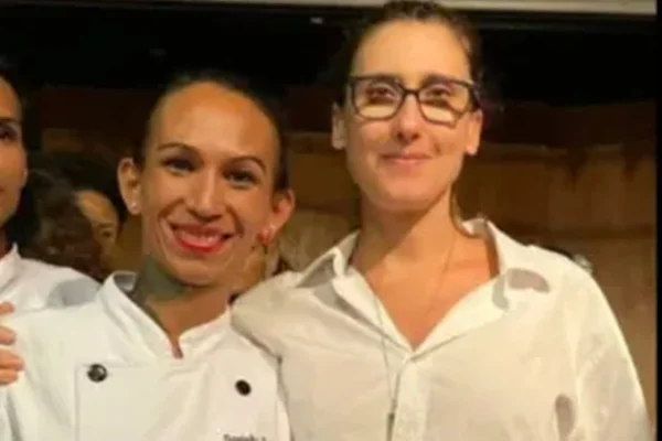 Imagem colorida de cozinheira trans e Paola Carosella - Metrópoles