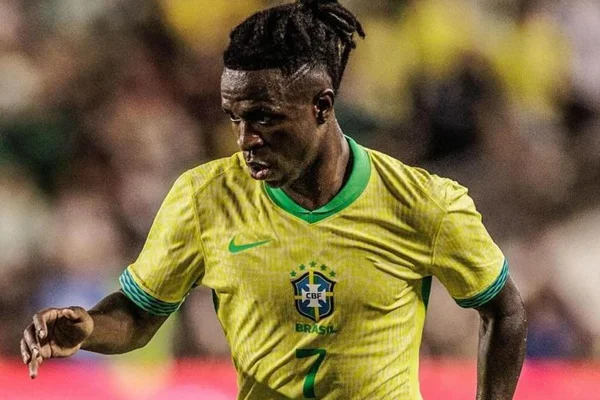 Vini Jr. é clicado dentro de campo pela Seleção Brasileira - Metrópoles