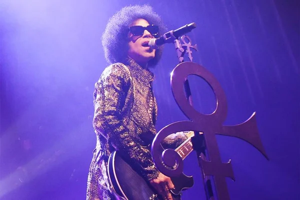 Pantone lança tom de roxo em homenagem ao cantor Prince